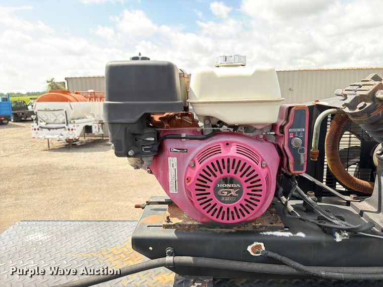image for item EG9324 2006 Peterbilt 335 utility / service truck