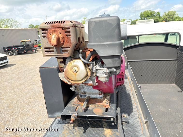 image for item EG9324 2006 Peterbilt 335 utility / service truck