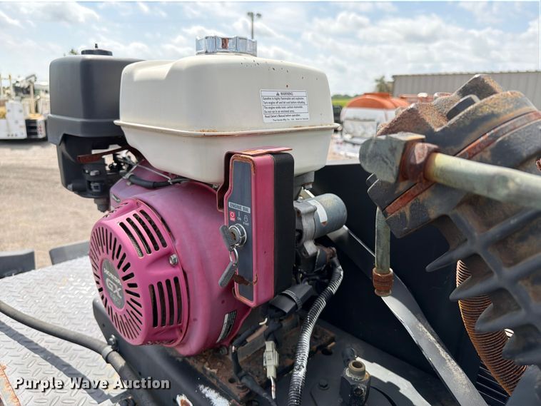 image for item EG9324 2006 Peterbilt 335 utility / service truck