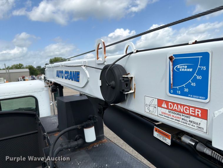 image for item EG9324 2006 Peterbilt 335 utility / service truck