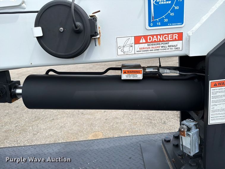 image for item EG9324 2006 Peterbilt 335 utility / service truck