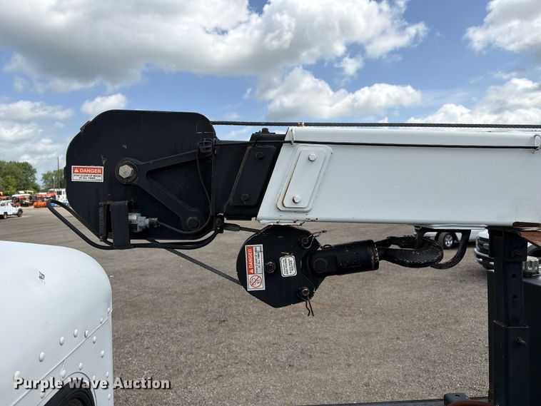 image for item EG9324 2006 Peterbilt 335 utility / service truck