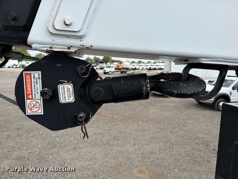 image for item EG9324 2006 Peterbilt 335 utility / service truck