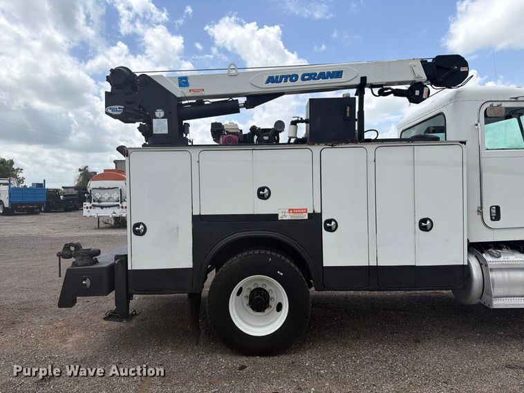 image for item EG9324 2006 Peterbilt 335 utility / service truck