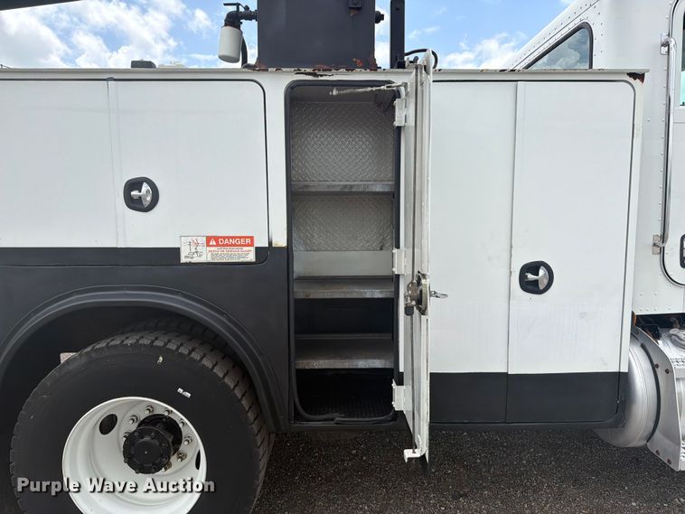 image for item EG9324 2006 Peterbilt 335 utility / service truck