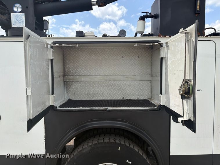 image for item EG9324 2006 Peterbilt 335 utility / service truck