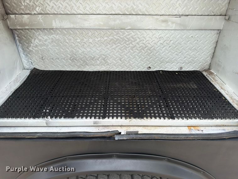image for item EG9324 2006 Peterbilt 335 utility / service truck