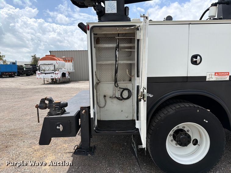 image for item EG9324 2006 Peterbilt 335 utility / service truck