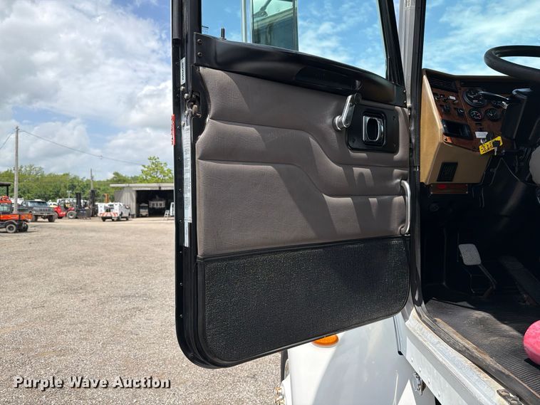 image for item EG9324 2006 Peterbilt 335 utility / service truck