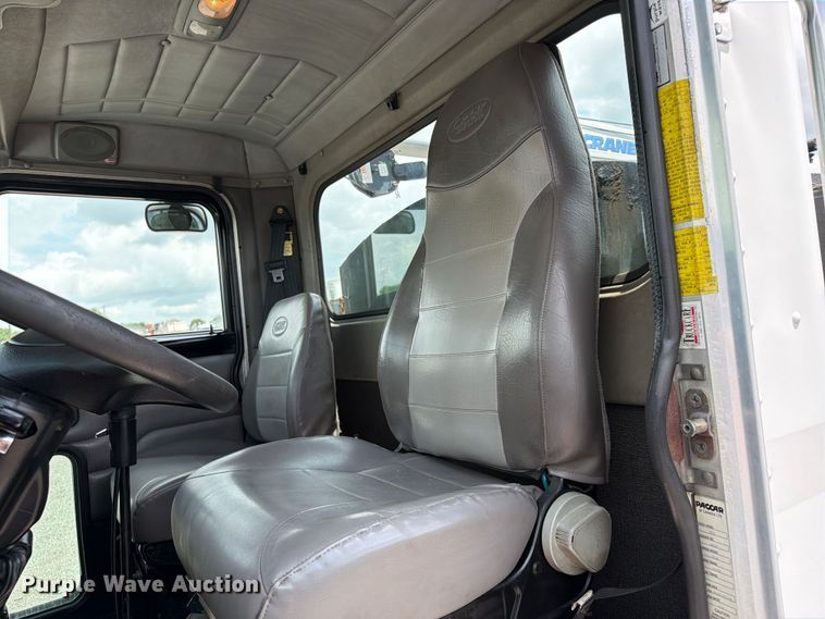image for item EG9324 2006 Peterbilt 335 utility / service truck