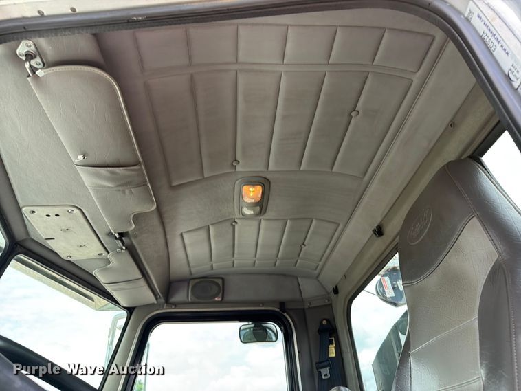 image for item EG9324 2006 Peterbilt 335 utility / service truck