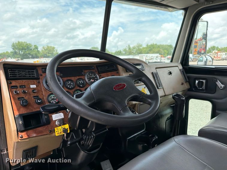image for item EG9324 2006 Peterbilt 335 utility / service truck