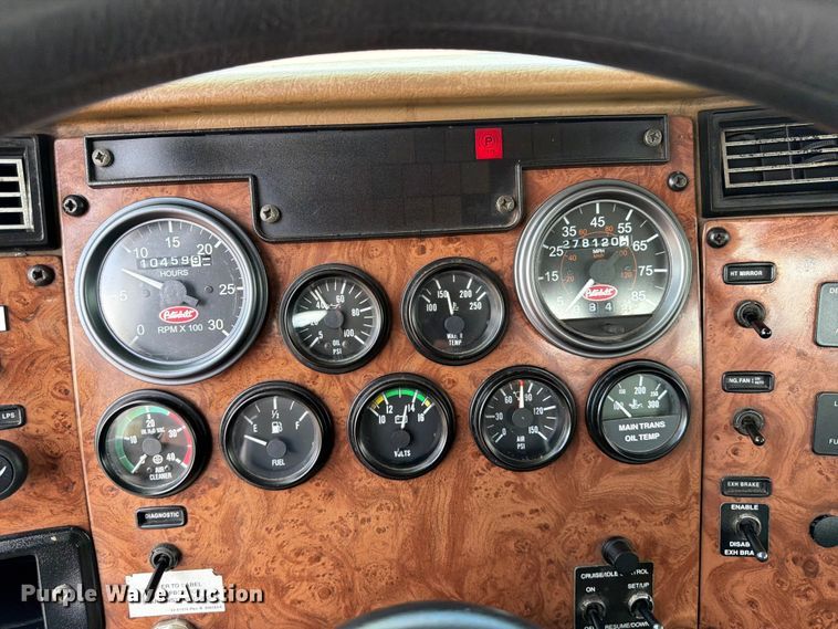 image for item EG9324 2006 Peterbilt 335 utility / service truck