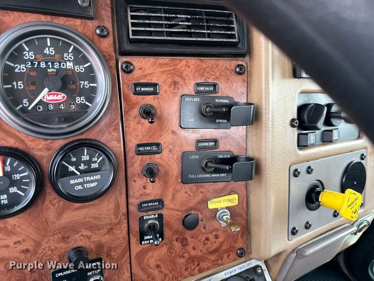 image for item EG9324 2006 Peterbilt 335 utility / service truck