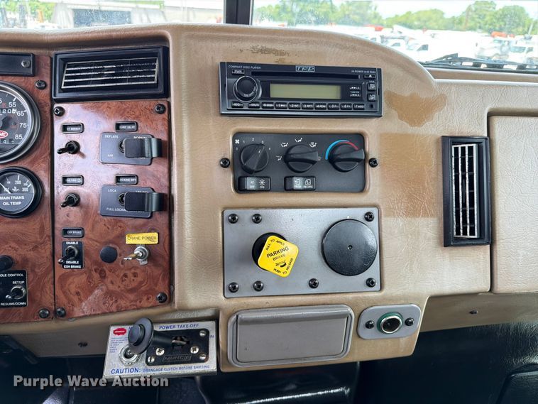 image for item EG9324 2006 Peterbilt 335 utility / service truck