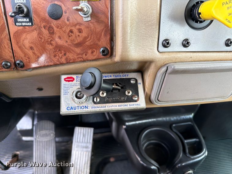 image for item EG9324 2006 Peterbilt 335 utility / service truck