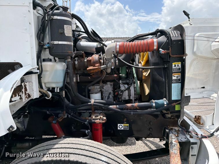 image for item EG9324 2006 Peterbilt 335 utility / service truck