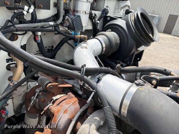 image for item EG9324 2006 Peterbilt 335 utility / service truck