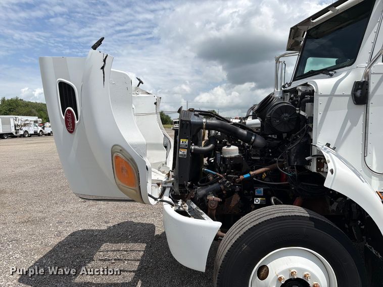 image for item EG9324 2006 Peterbilt 335 utility / service truck