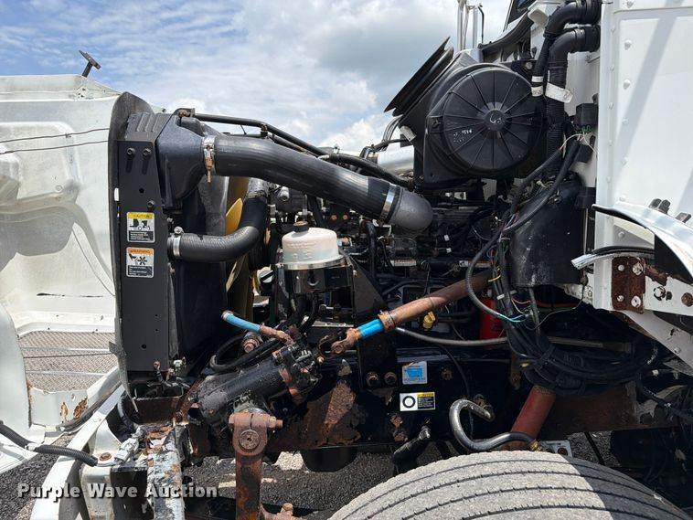 image for item EG9324 2006 Peterbilt 335 utility / service truck