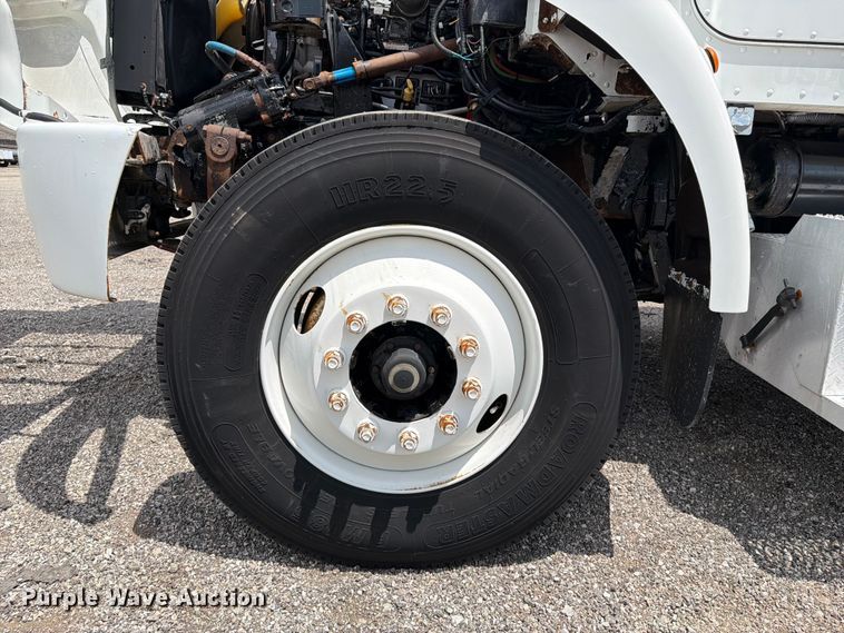 image for item EG9324 2006 Peterbilt 335 utility / service truck