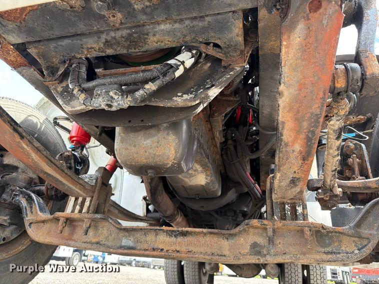 image for item EG9324 2006 Peterbilt 335 utility / service truck