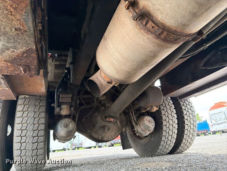 image for item EG9324 2006 Peterbilt 335 utility / service truck