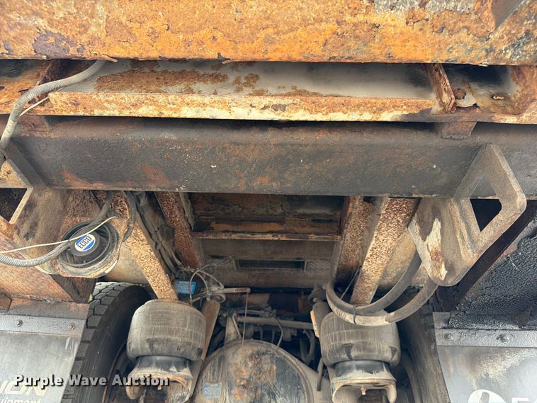 image for item EG9324 2006 Peterbilt 335 utility / service truck