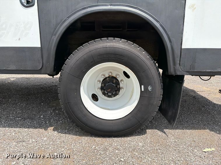 image for item EG9324 2006 Peterbilt 335 utility / service truck