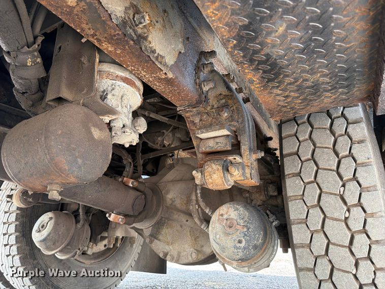 image for item EG9324 2006 Peterbilt 335 utility / service truck