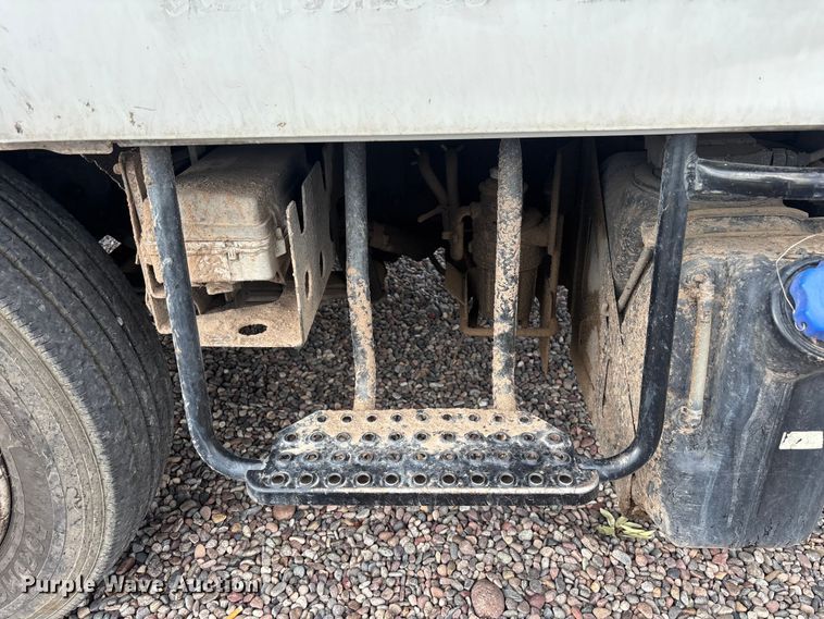image for item EL2540 2011 Isuzu NRR Crew Cab dump truck