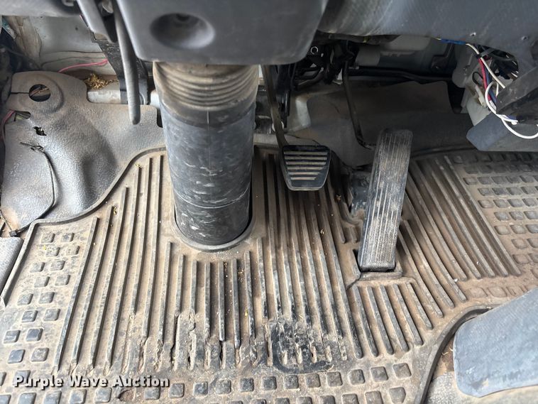 image for item EL2540 2011 Isuzu NRR Crew Cab dump truck