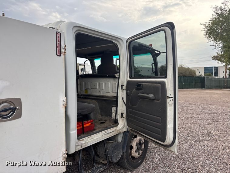 image for item EL2540 2011 Isuzu NRR Crew Cab dump truck
