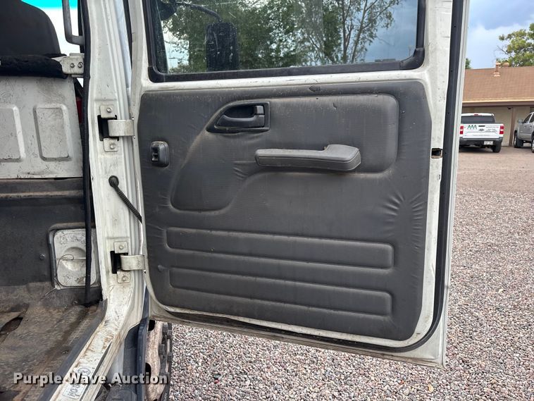 image for item EL2540 2011 Isuzu NRR Crew Cab dump truck