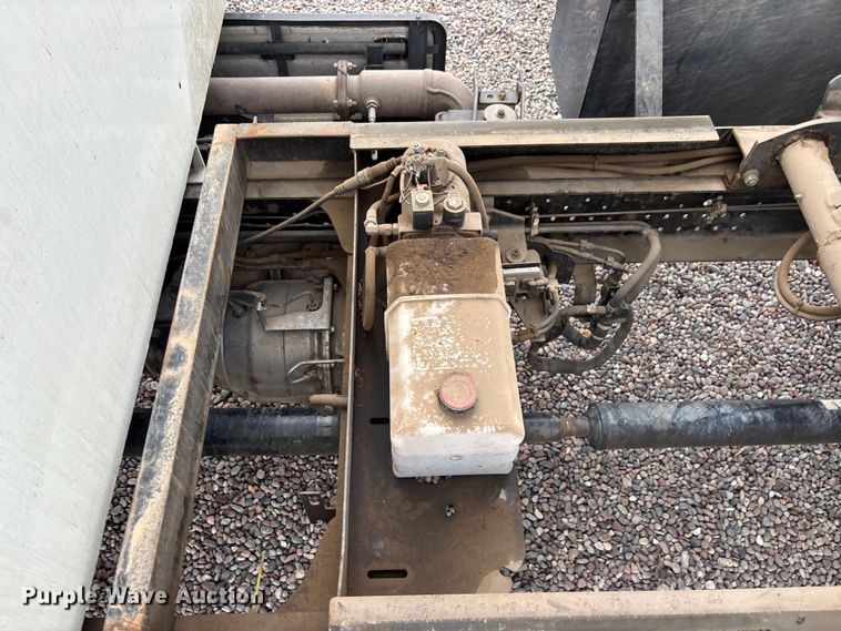 image for item EL2542 2011 Isuzu NRR Crew Cab dump truck