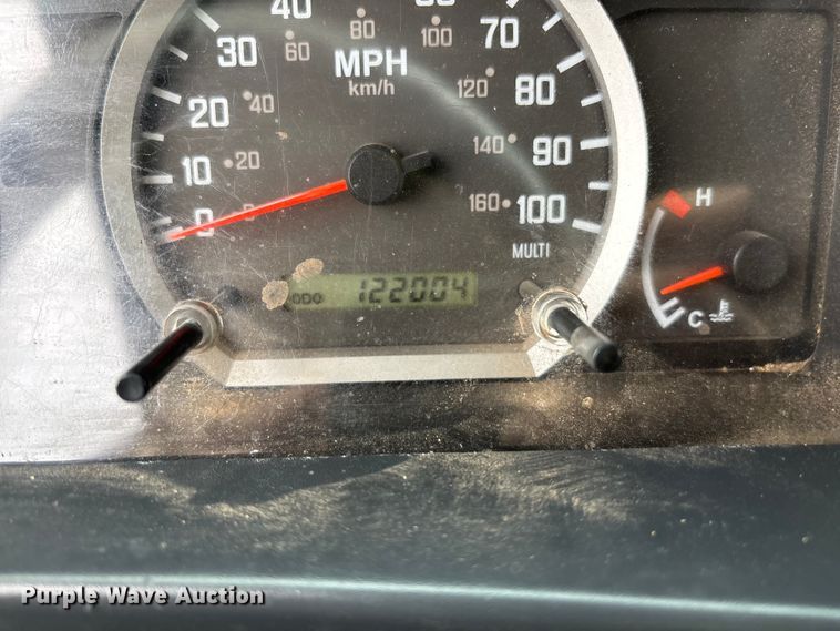 image for item EL2542 2011 Isuzu NRR Crew Cab dump truck