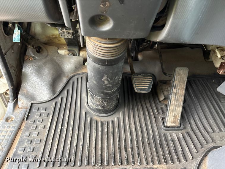 image for item EL2542 2011 Isuzu NRR Crew Cab dump truck