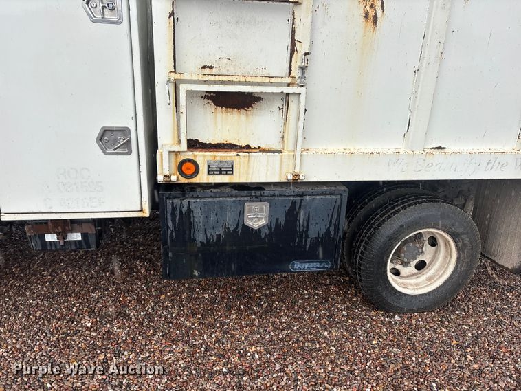image for item EL2543 2011 Isuzu NRR Crew Cab dump truck