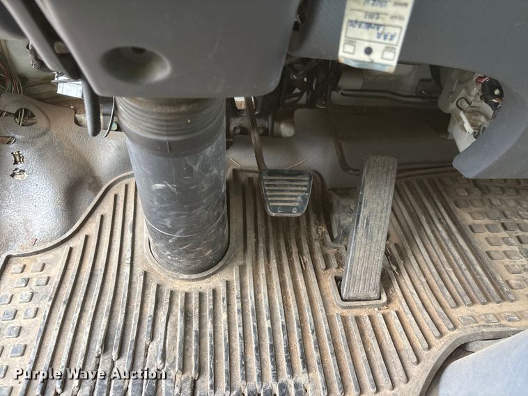 image for item EL2543 2011 Isuzu NRR Crew Cab dump truck