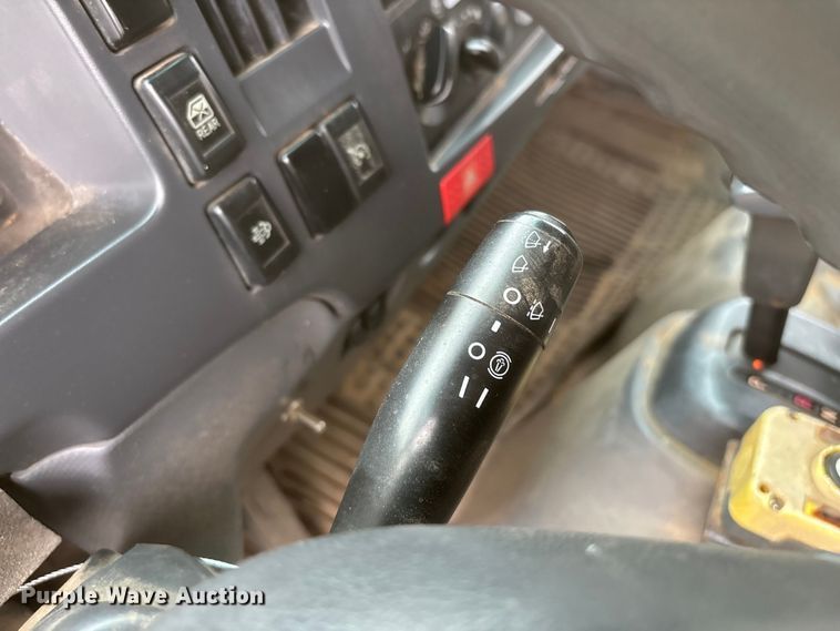 image for item EL2543 2011 Isuzu NRR Crew Cab dump truck