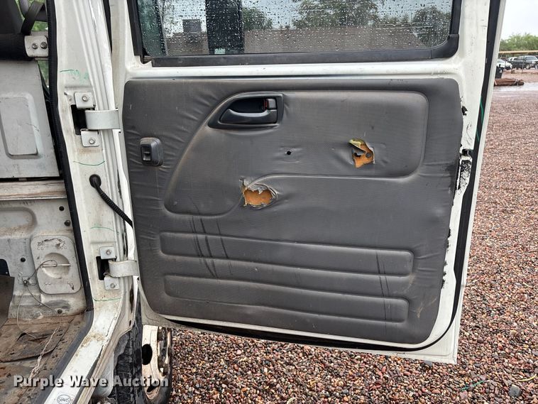 image for item EL2543 2011 Isuzu NRR Crew Cab dump truck