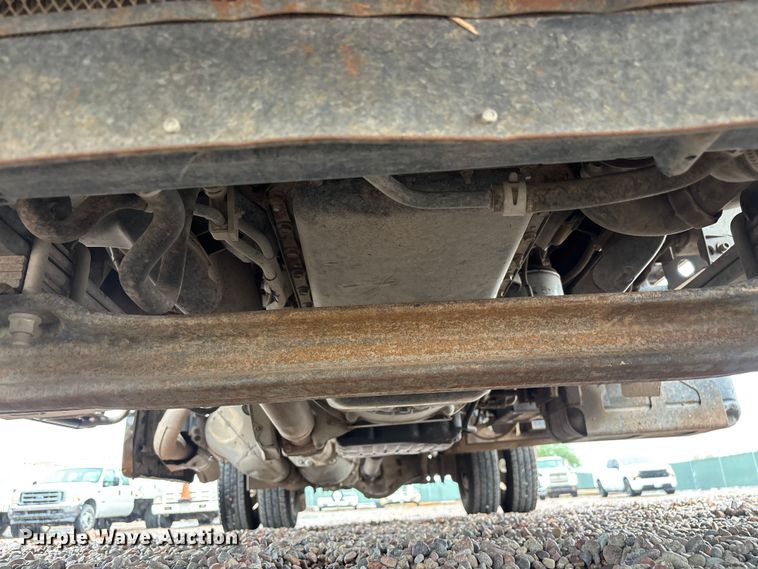 image for item EL2543 2011 Isuzu NRR Crew Cab dump truck