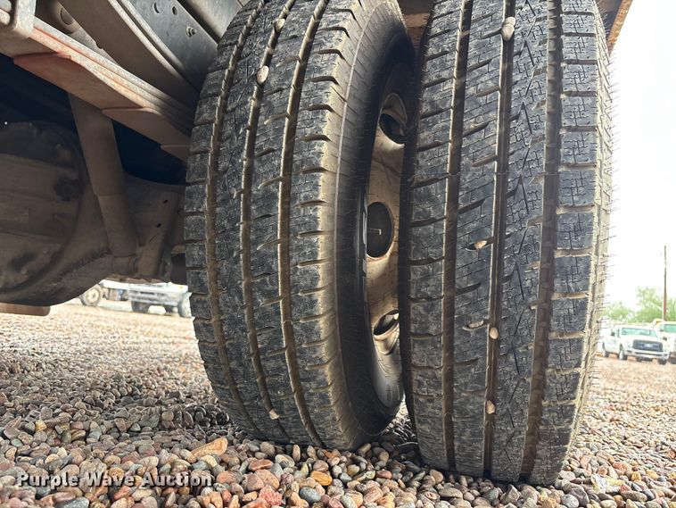 image for item EL2543 2011 Isuzu NRR Crew Cab dump truck