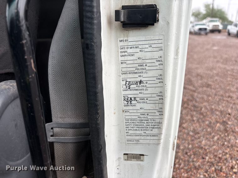 image for item EL2543 2011 Isuzu NRR Crew Cab dump truck