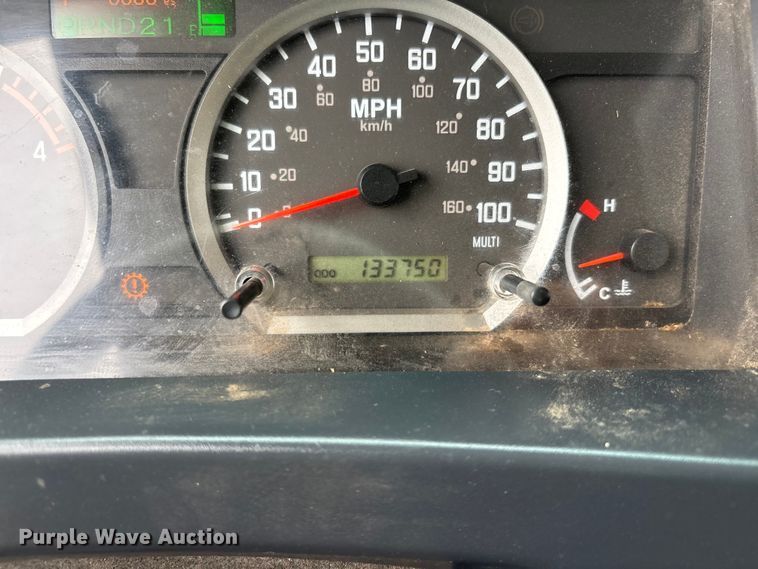 image for item EL2543 2011 Isuzu NRR Crew Cab dump truck