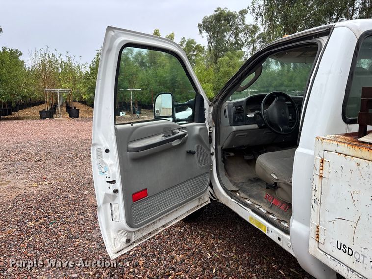 image for item EL2544 2006 Ford F450 Super Duty chipper truck