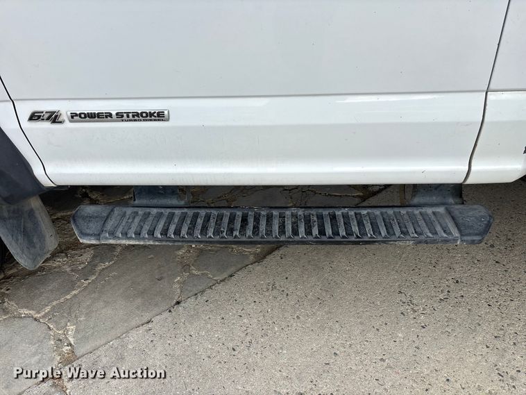 image for item EL2548 2019 Ford F450 Super Duty flatbed truck