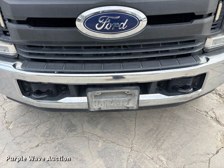 image for item EL2548 2019 Ford F450 Super Duty flatbed truck