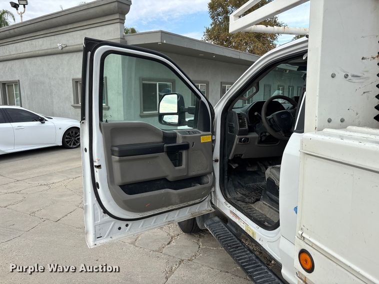 image for item EL2548 2019 Ford F450 Super Duty flatbed truck