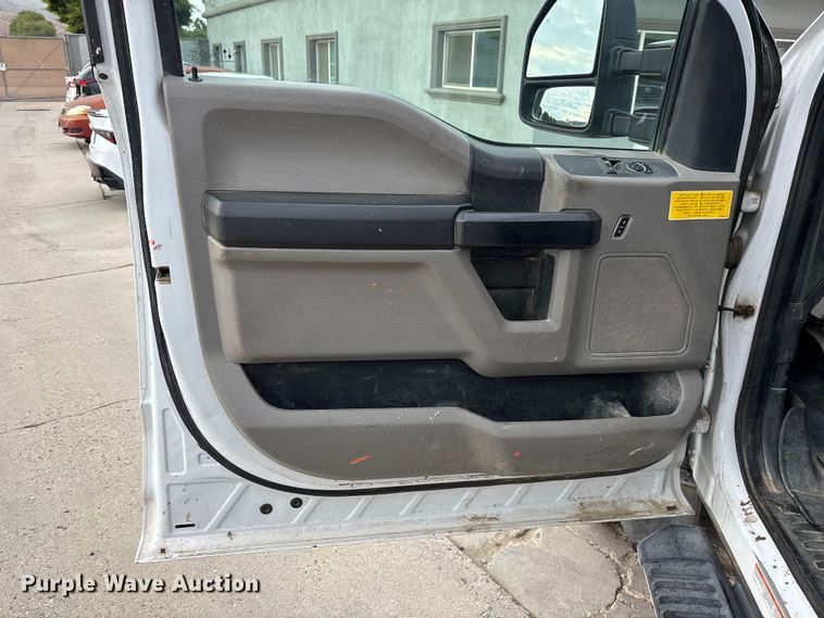 image for item EL2548 2019 Ford F450 Super Duty flatbed truck
